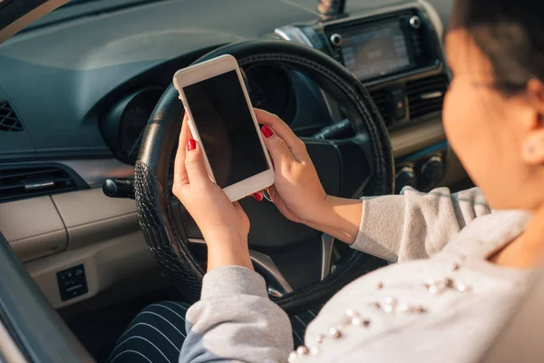 Kobieta Kierowca Pomocą Inteligentnego Telefonu Samochód Korku Pusty Ekran Celu — Zdjęcie stockowe