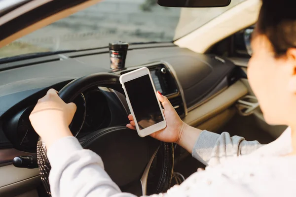 Mulher Negócios Sentada Carro Usando Seu Smartphone Imagem Mockup Com — Fotografia de Stock