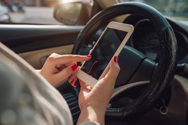 車を運転しながら家を出る空白の画面とモバイルのスマート フォンを使用して女性の手の実物大模型のイメージ クリッピング — ストック写真