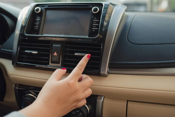 Kobieta Włącza Się Klimatyzacja Samochodzie Wnętrza Nowoczesnych Samochodów — Zdjęcie stockowe