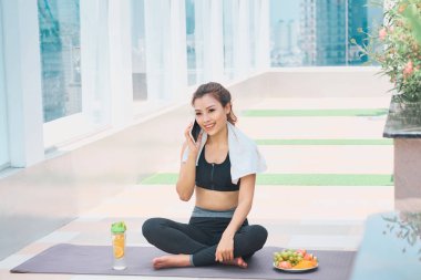 Mutlu Genç Asyalı görüntü açık havada cep telefonuyla konuşan yürüyen kadın spor.