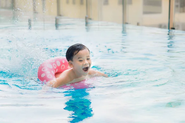 Dolce Bambino Nuoto Grande Piscina Estate — Foto Stock