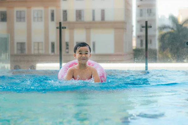 Dulce Niño Nadando Una Gran Piscina Verano —  Fotos de Stock