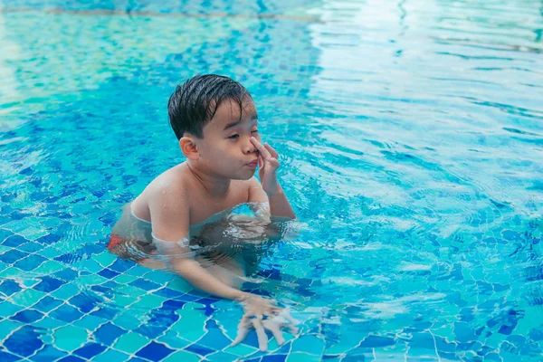 Çocuk Havuz Basamaklarında Gözlerinden Akıyor — Stok fotoğraf