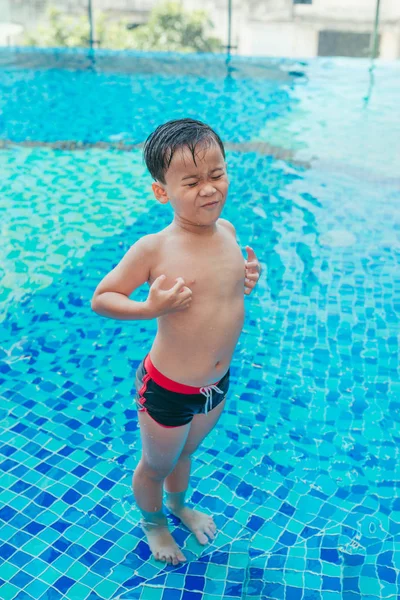 Стресс Азиатский Мальчик Царапает Свое Тело Фоне Бассейна Летняя Концепция — стоковое фото