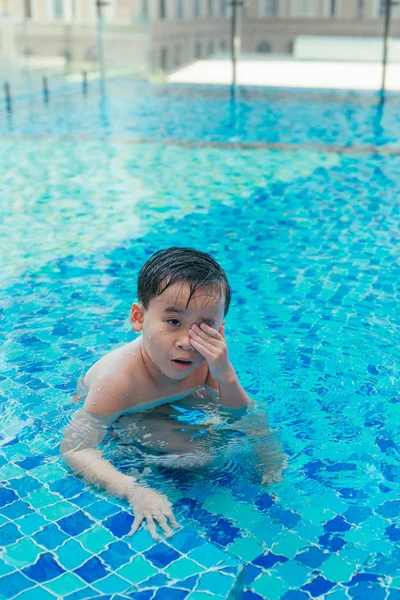 Bambino Gradini Della Piscina Strofinando Acqua Dai Suoi Occhi — Foto Stock