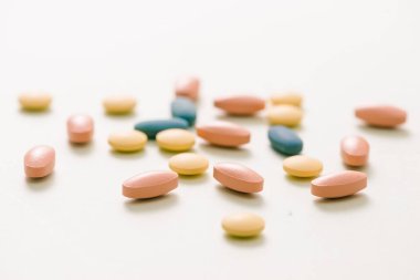 tabletler ve kapsüller beyaz zemin üzerine