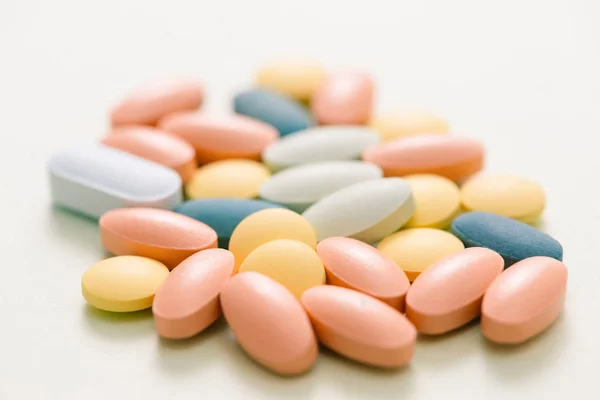 Comprimidos Coloridos Con Cápsulas Sobre Fondo — Foto de Stock
