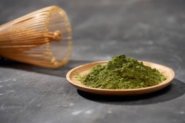 Ahşap masa, boşaltmak organik yeşil Matcha çay