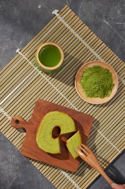 Matcha yeşil çay kahve Kupası ve çay töreni mutfak eşyaları Alman pasta ile içinde. Kopya alanı