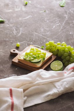 Mükemmel gurme meze. Tost ekmeğine üstte yeşil salata. Ekmek, sebze ve meyve. Diyet kavramı.