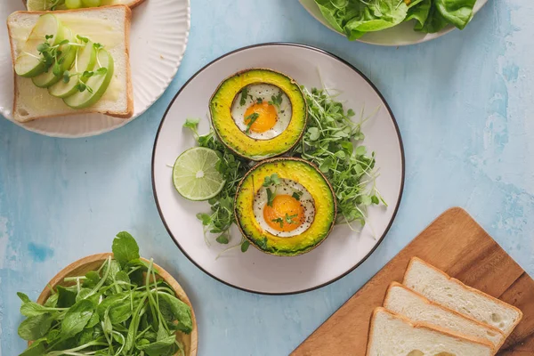 Healthy Vegan Breakfast Diet Baked Avocado Egg Fresh Salad Arugula — Stock Photo, Image