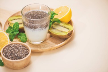 Chia puding cam ile sağlıklı kahvaltı