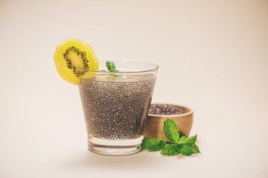 Chia tohum içecek su şeffaf cam ile seçici odak dilim kivi