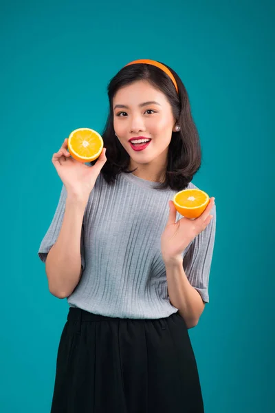 Υγιεινά Τρόφιμα Χαμογελώντας Υπέροχο Pinup Ασιατικό Κορίτσι Κρατώντας Πορτοκαλί Πάνω — Φωτογραφία Αρχείου