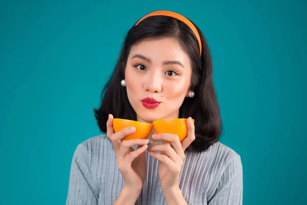 Zdravé Jídlo Úsměvem Krásný Plakát Asijská Dívka Drží Oranžová Nad — Stock fotografie