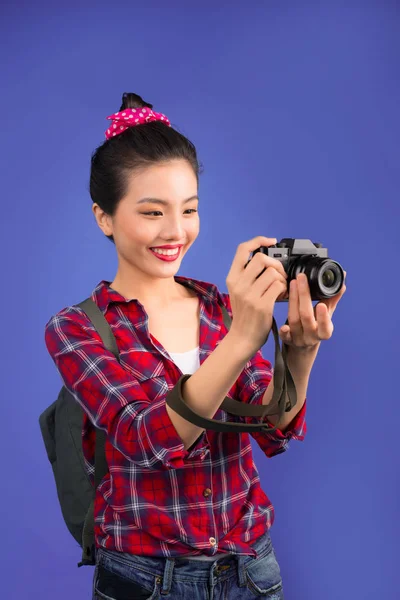 Женщина Путешествует Молодая Красивая Азиатка Путешественница Фотографирует Голубом Фоне — стоковое фото