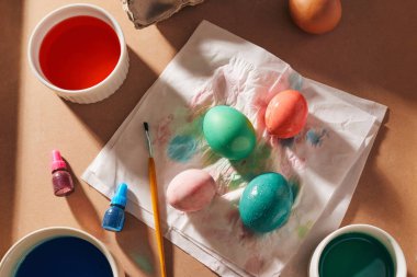 Yumurta, kalem yumurta Paskalya, Bahar mevsimlik tatil için hazırlanıyor, boyama ahşap bir arka plan üzerinde renkli boyalar, fırçalar 