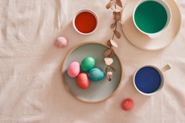 Yumurta Paskalya günü için boya hazırlama.
