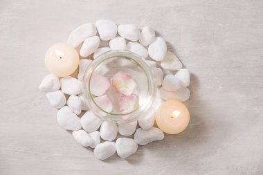 Güllü Spa ayarlar. Spa Tema mumlar ve masaya çiçek.