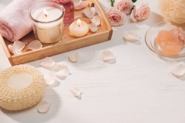 Spa ve aromaterapi. Gül çiçek ve uçucu yağ.