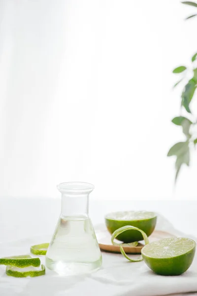 Lemon Minyak Sitrus Alami Dengan Latar Belakang Cerah — Stok Foto