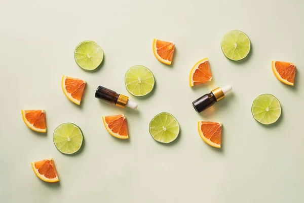 Бутылка Коричневого Цвета Лимоном Апельсином Мандарином Витамином Белом Фоне — стоковое фото