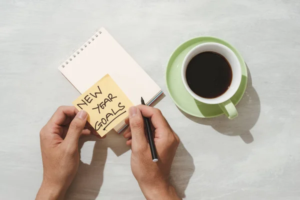 Nieuwjaar Doelen Resoluties Gele Kleverige Nota Met Koffie Tafel — Stockfoto