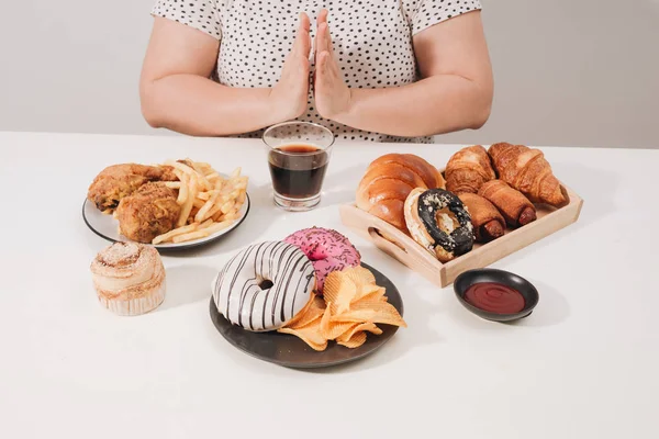 Curvy Γυναίκα Ετοιμάζεται Τρώνε Χάμπουργκερ Πρόβλημα Υπερφαγία Κατάθλιψη — Φωτογραφία Αρχείου