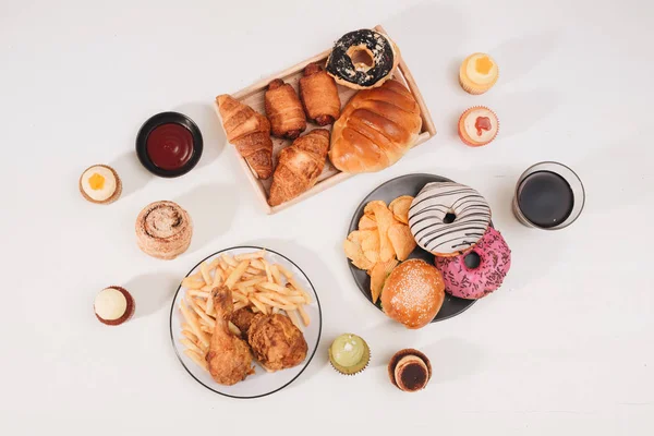 Hamburger Calorie Con Patatine Fritte Persone Che Mangiano Tavolo Del — Foto Stock