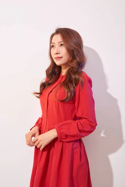 Sorrindo Bela Jovem Mulher Vestido Vermelho Elegante Está Posando Olhando — Fotografia de Stock