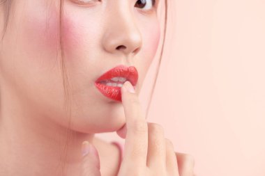 Pembe bir arka plan üzerinde güzel bir elbise içinde güzel bir genç kadın moda portre