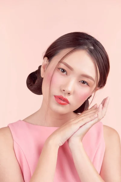 Beautiful Asian Girl Professional Makeup Stylish Hairstyle Isolated Pink Cosmetics — Stock Photo, Image