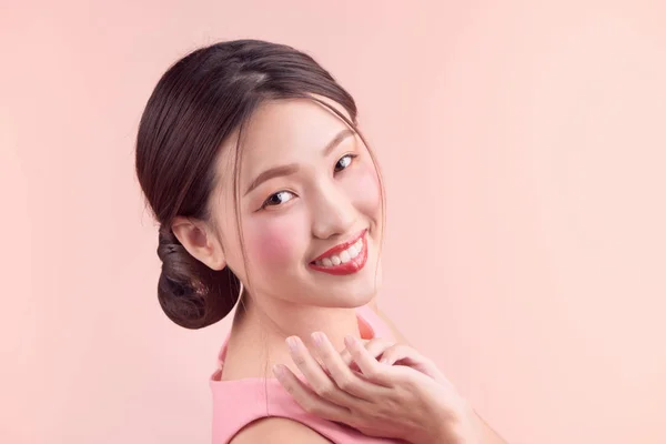Menina Asiática Bonita Com Maquiagem Profissional Penteado Elegante Isolado Rosa — Fotografia de Stock