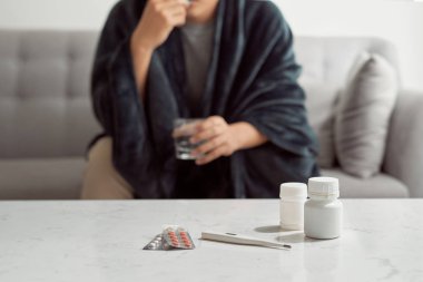 Yakışıklı delikanlı hap ve evde su ile