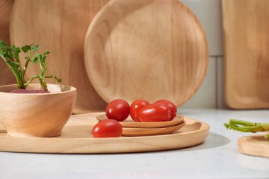 Mutfak eşyaları taze sebze ve meyve masanın üzerinde. Mutfak natürmort.