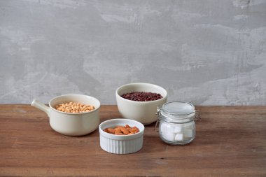 Fındık çeşitleri: soya fındık, fındık ve kuru fasulye ile cam kavanoza şeker. Gıda ve mutfağı.