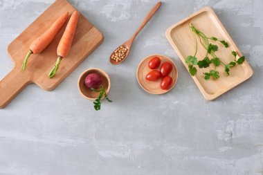 Ahşap mutfak masasında kümesi