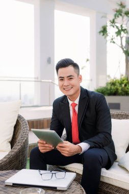 Bir restoranda açık havada, biri modern kafe Teras içinde bekliyor emin düşünceli girişimci rahatlatıcı başarılı akıllı iş adamı