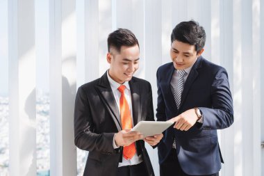 Dijital tabletle çalışan iş adamları