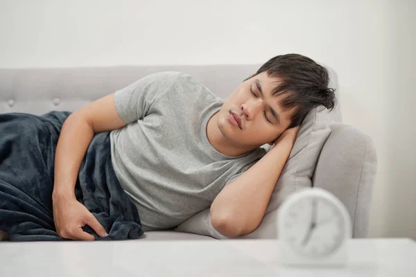 Hombre Enfermo Acostado Sofá — Foto de Stock