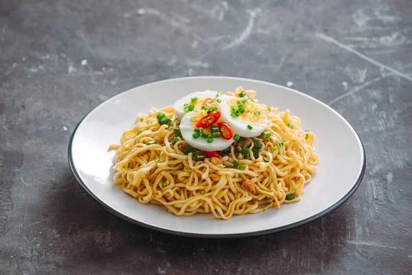 Torra Instant Noodle Asiatiska Ramen Och Grönsaker För Soppan — Stockfoto