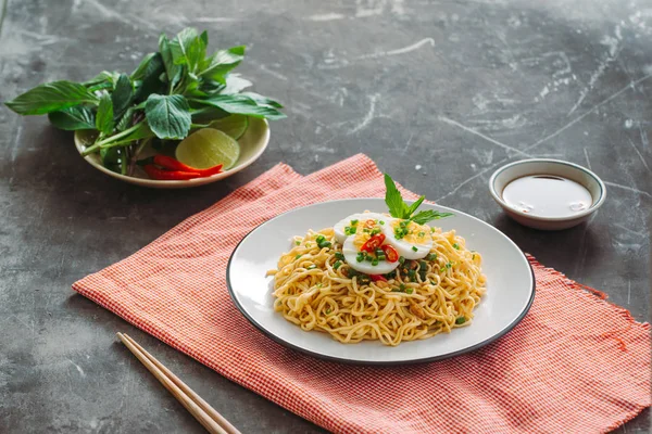 Torra Instant Noodle Asiatiska Ramen Och Grönsaker För Soppan — Stockfoto