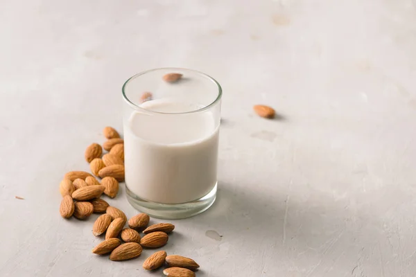 Susu Almond Dalam Gelas Organik Makanan Ringan Sehat Vegetarian — Stok Foto