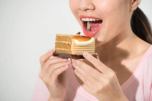Όμορφη Χαμογελαστή Ασίας Νεαρή Γυναίκα Ένα Κέικ Σοκολάτας Που Απομονώνονται — Φωτογραφία Αρχείου