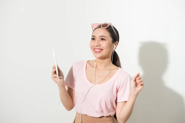 Retrato Una Mujer Feliz Escuchando Música Auriculares Bailando Aislada Sobre —  Fotos de Stock