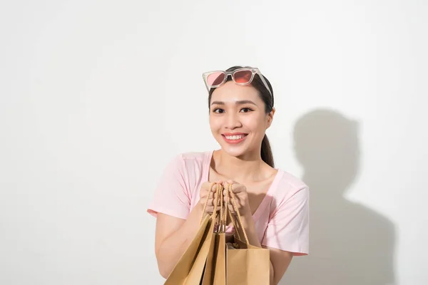 Szczęśliwy Uśmiechający Się Shopper Kobieta Trzyma Torba Zakupy Białym Tle — Zdjęcie stockowe