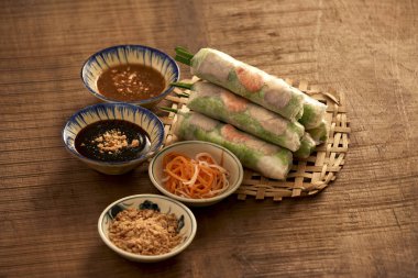 Bir tabak salata taze Vietnamca bahar rulo