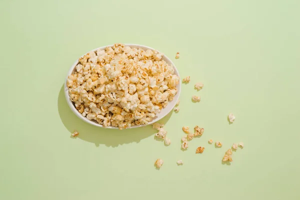 Popcorn Met Karamel Een Witte Porseleinen Kom — Stockfoto