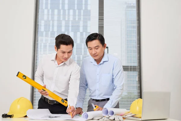 Two Architects Standing Desk Discussing Project — Stock Photo, Image